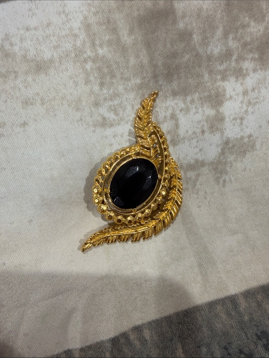 Crown Trifari Jewelry - Crown Trifari Vintage Gold-Tone Leaf Brooch with Black Oval Stone
